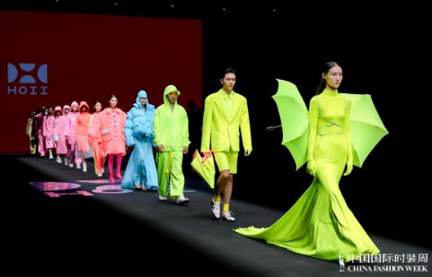 HOII �����׶ȵ�½�й�����ʱװ�� ��������ϵ�����౱�� 